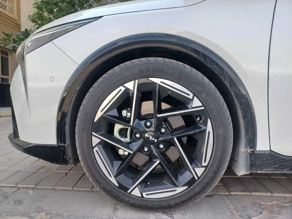 Car image 9