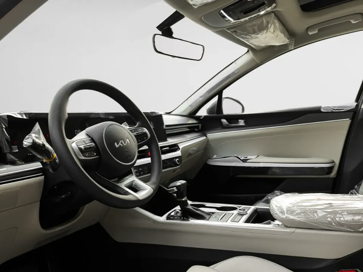 Car image 11