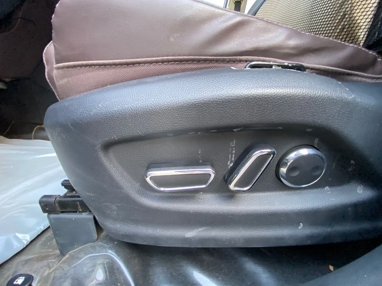 Car image 25