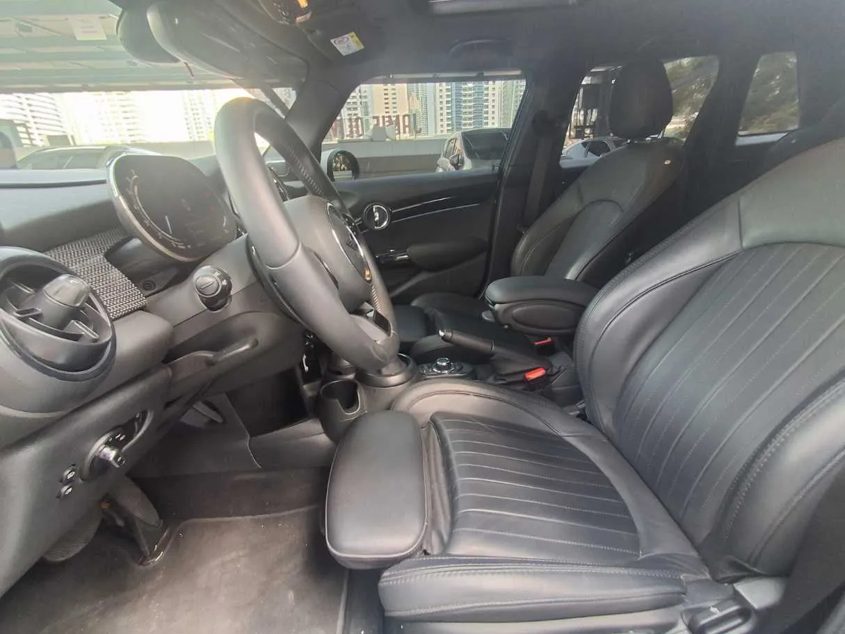 Car image 12