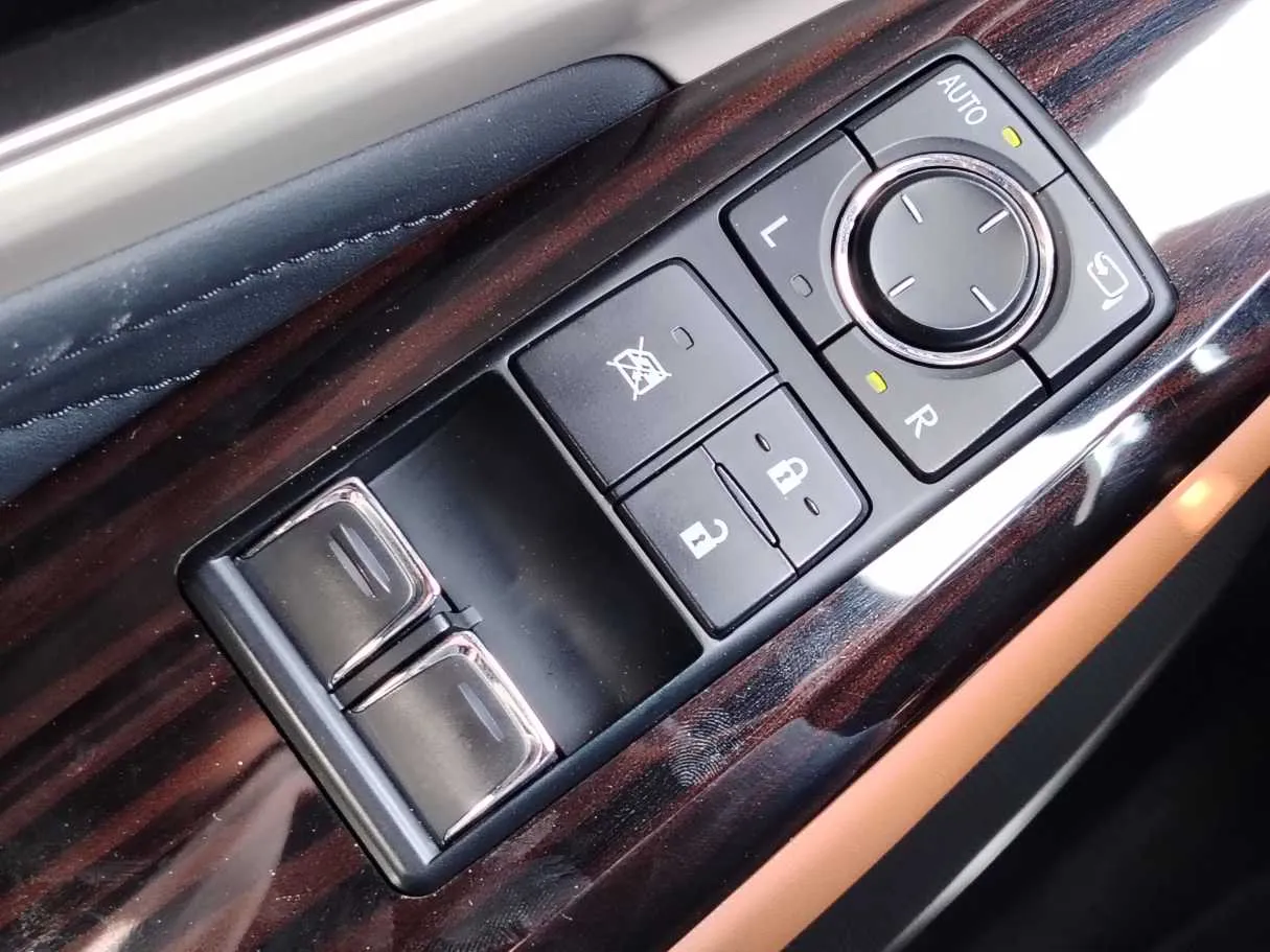 Car image 32