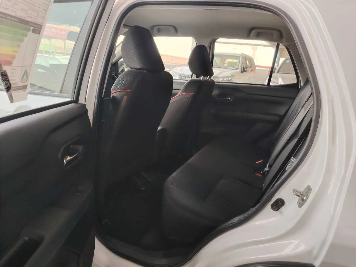 Car image 18