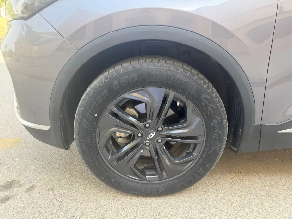 Car image 9
