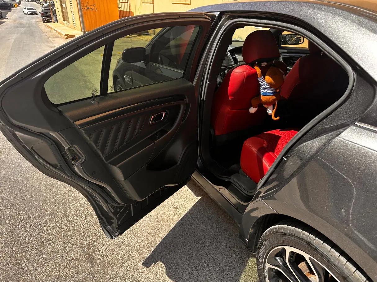 Car image 12