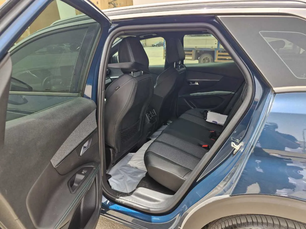 Car image 14