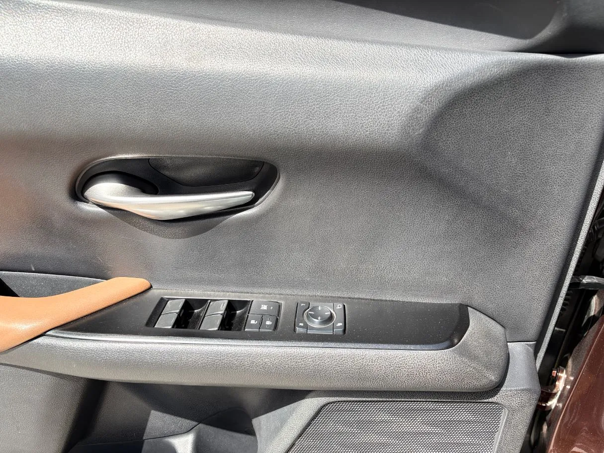 Car image 26
