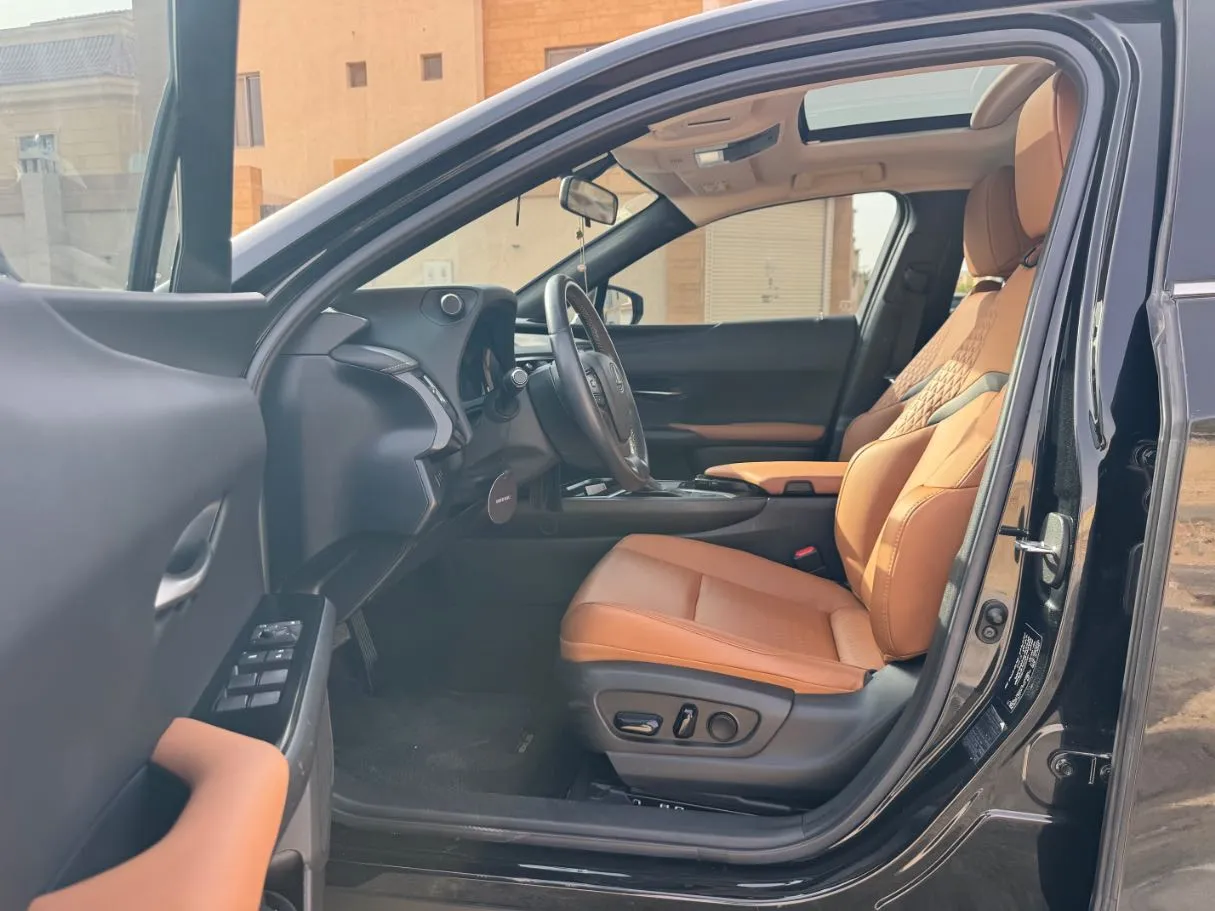 Car image 11