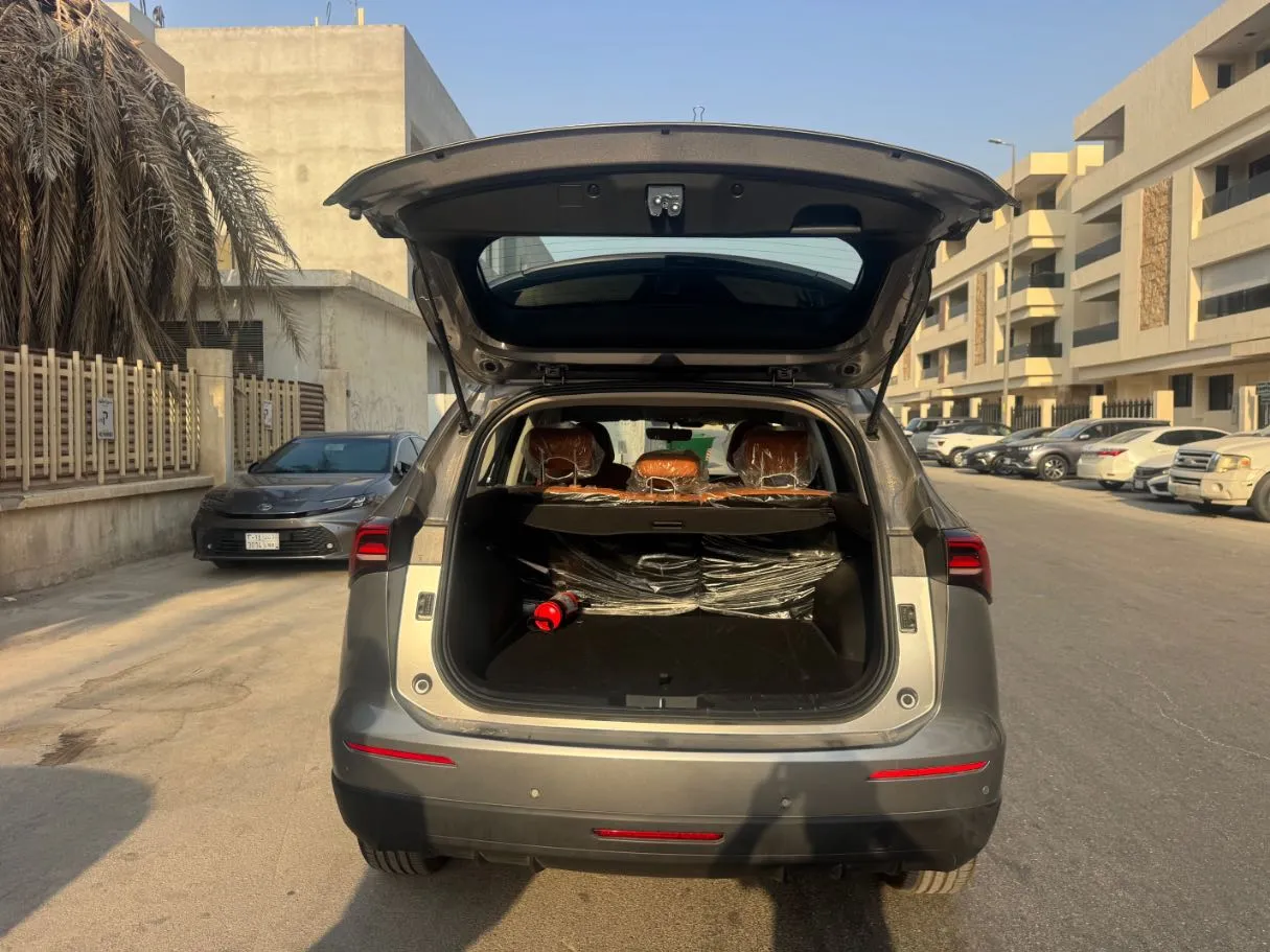 Car image 18