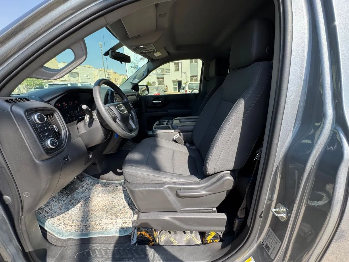 Car image 10