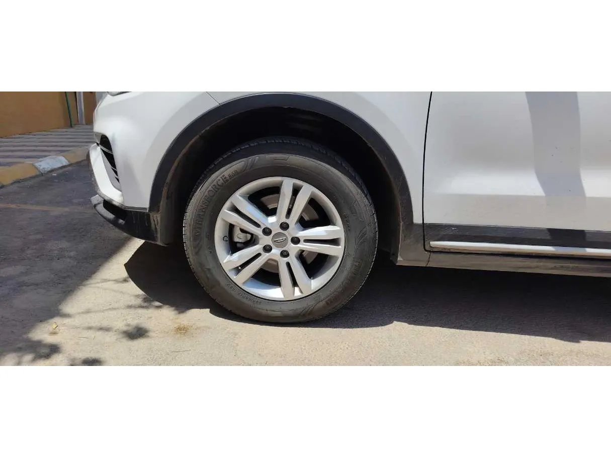 Car image 9