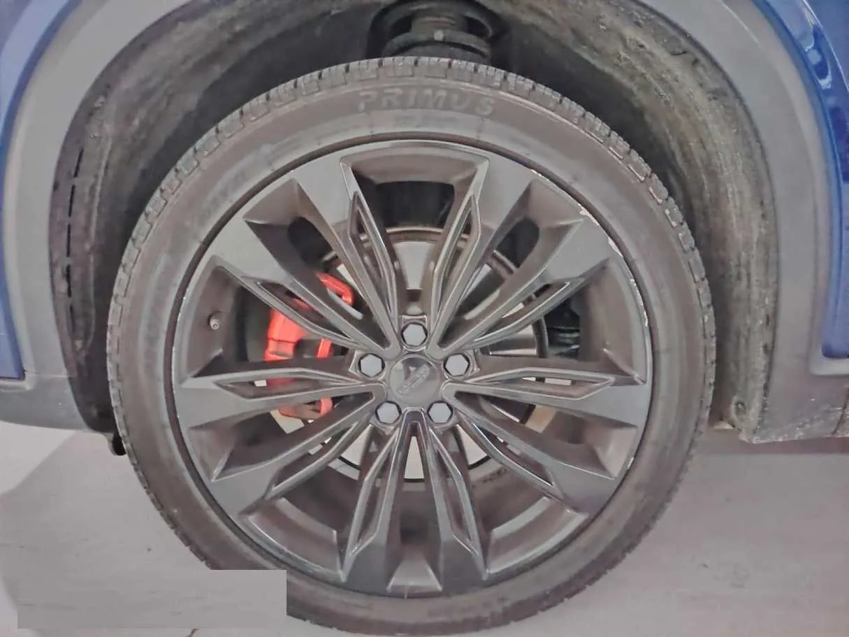 Car image 12