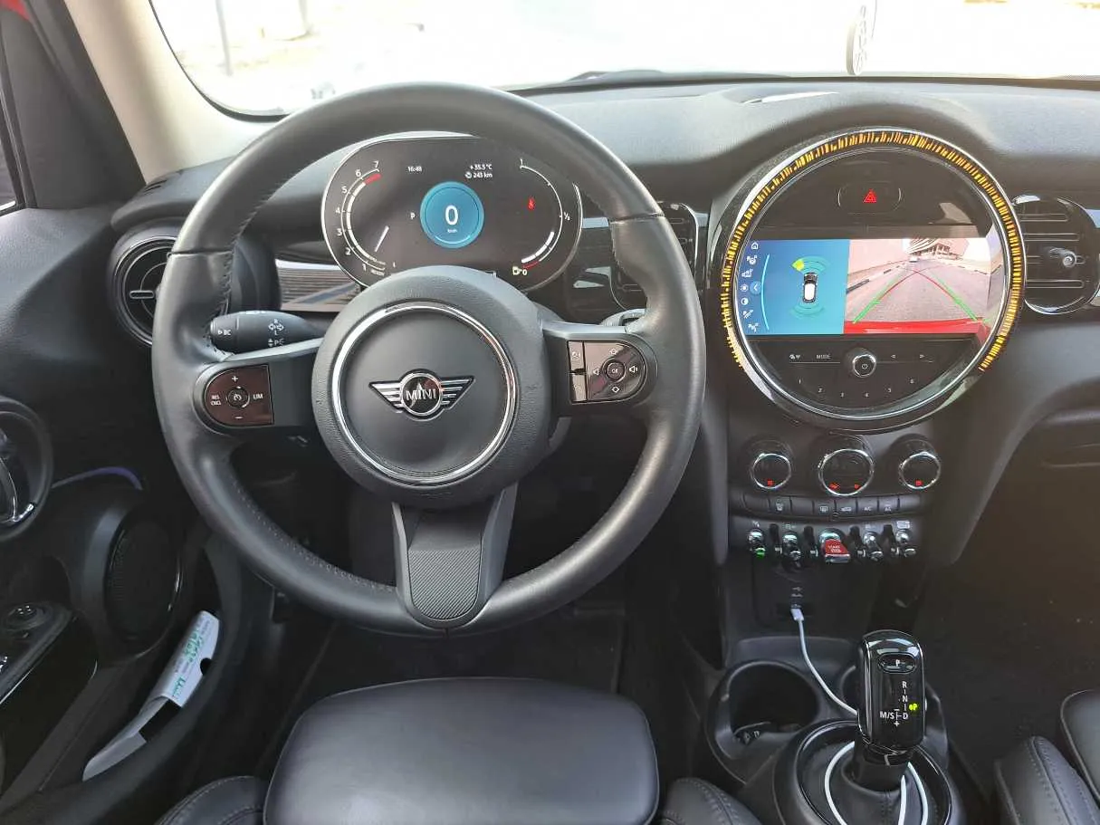 Car image 17