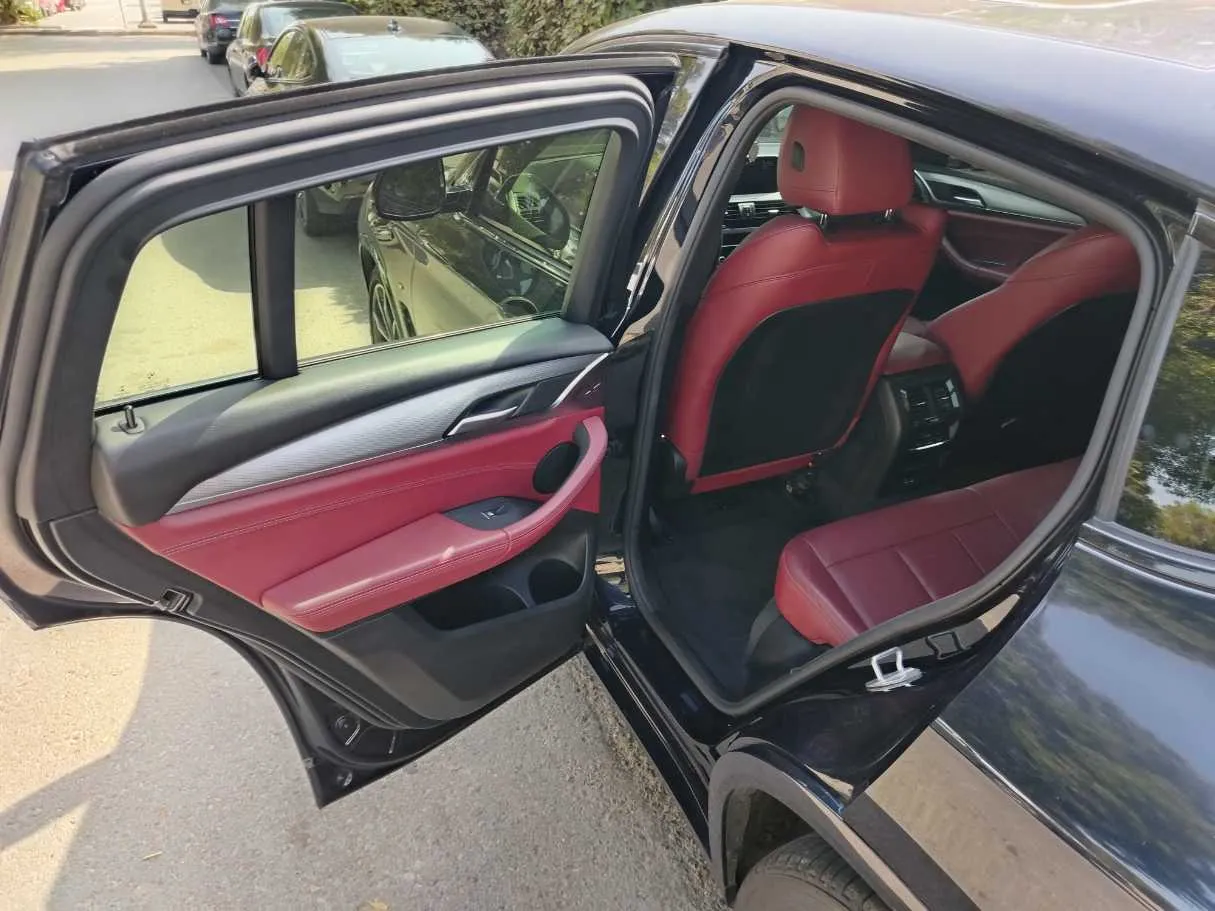 Car image 14