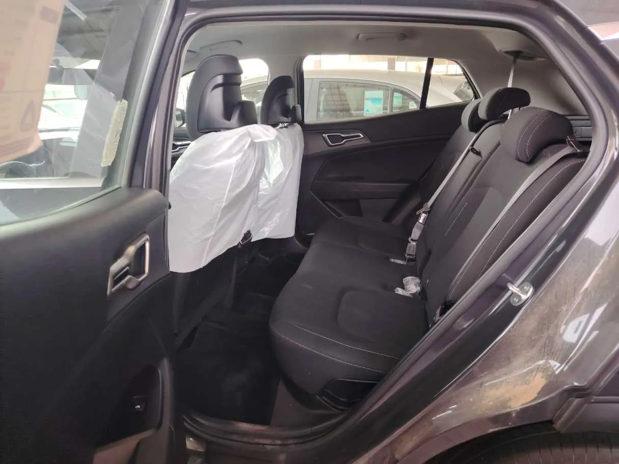Car image 18