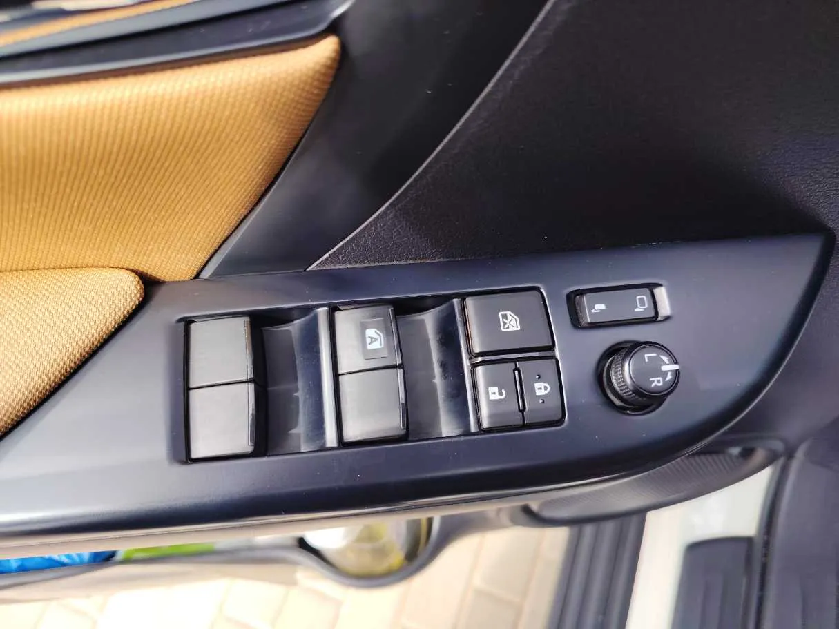 Car image 26