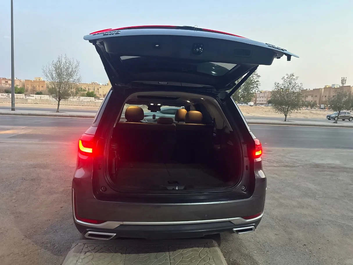 Car image 18