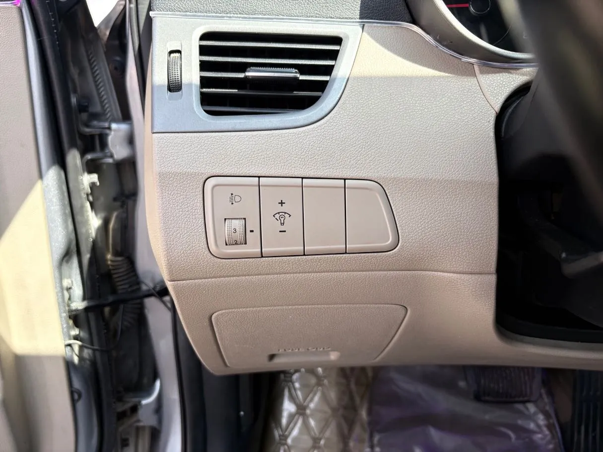 Car image 26