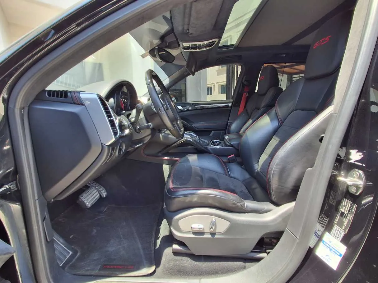 Car image 12