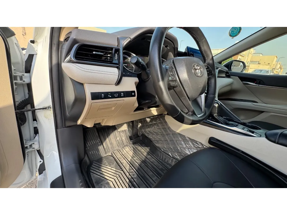 Car image 25