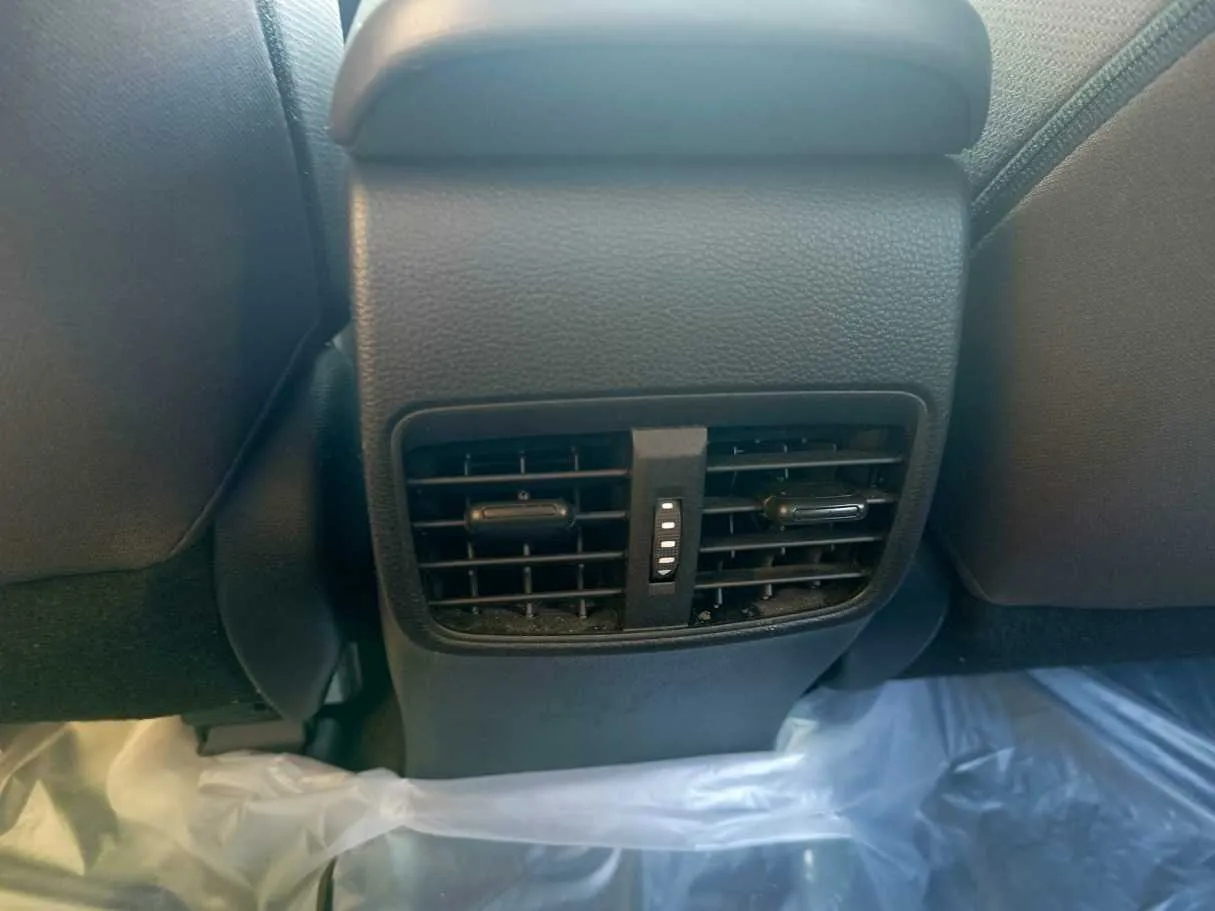 Car image 30