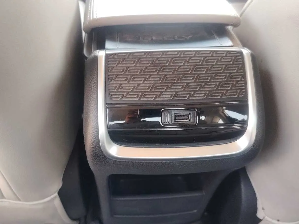 Car image 25