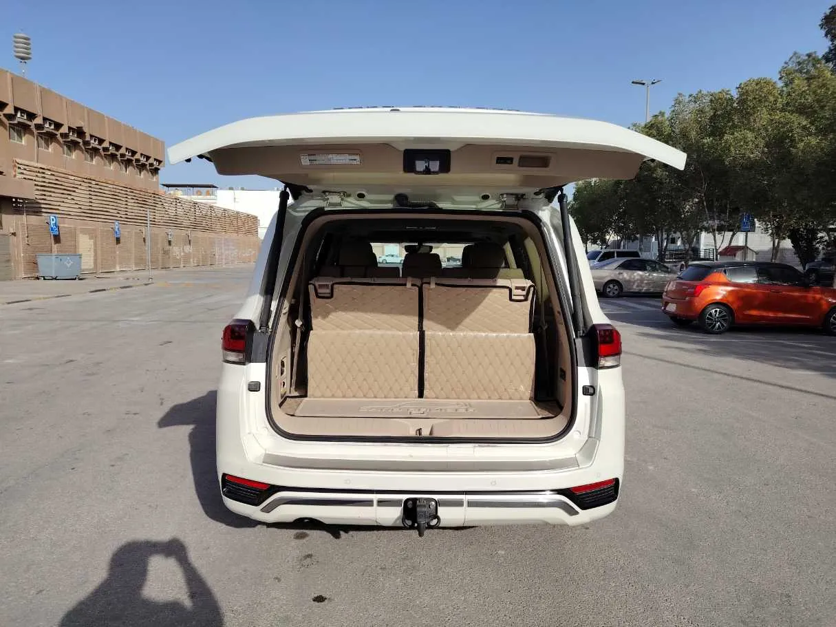 Car image 19
