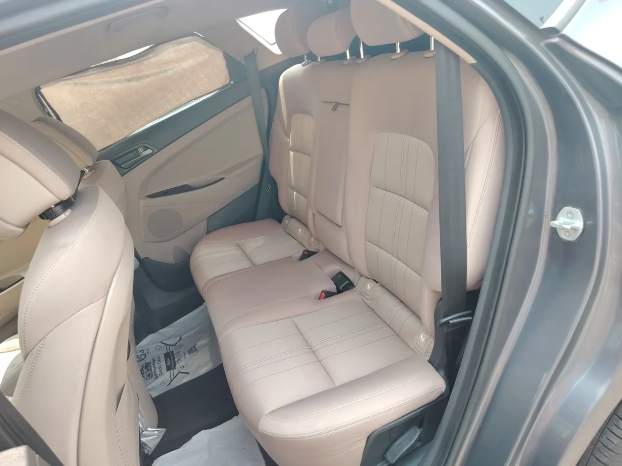Car image 16