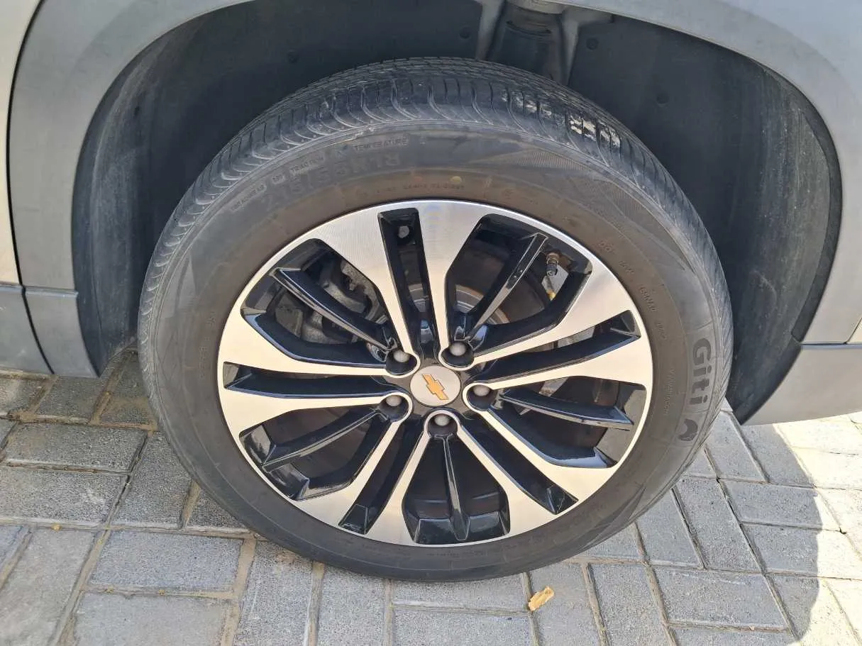 Car image 9
