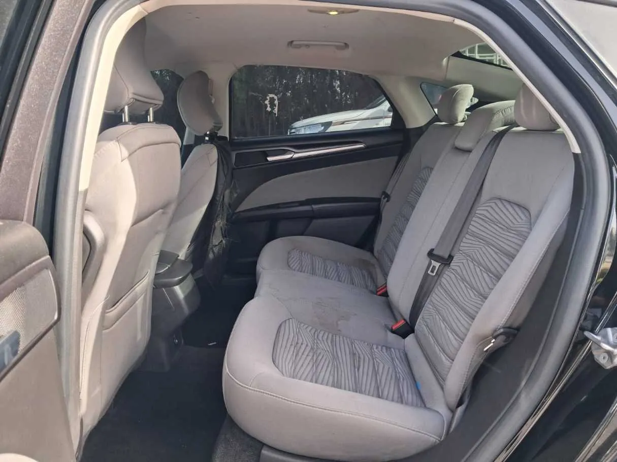 Car image 9