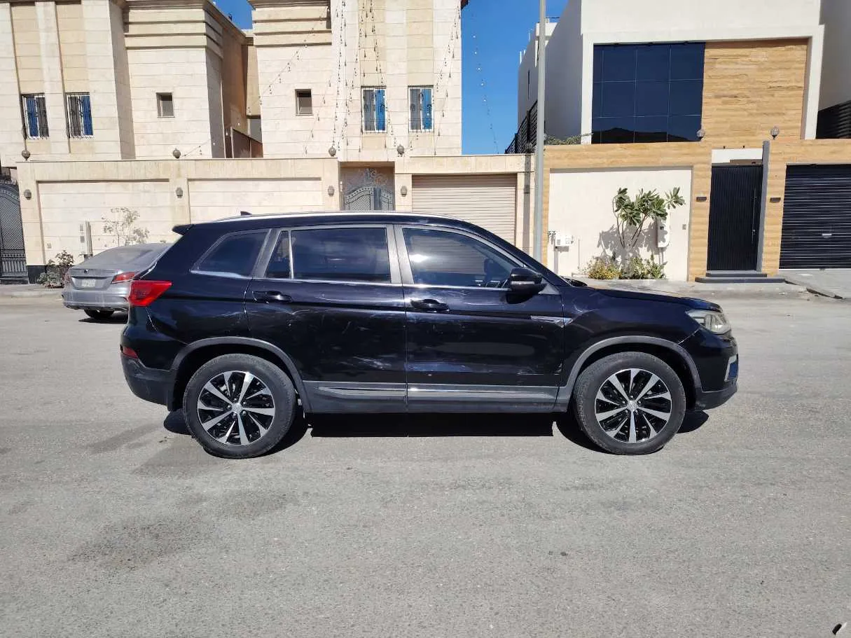 Car image 4