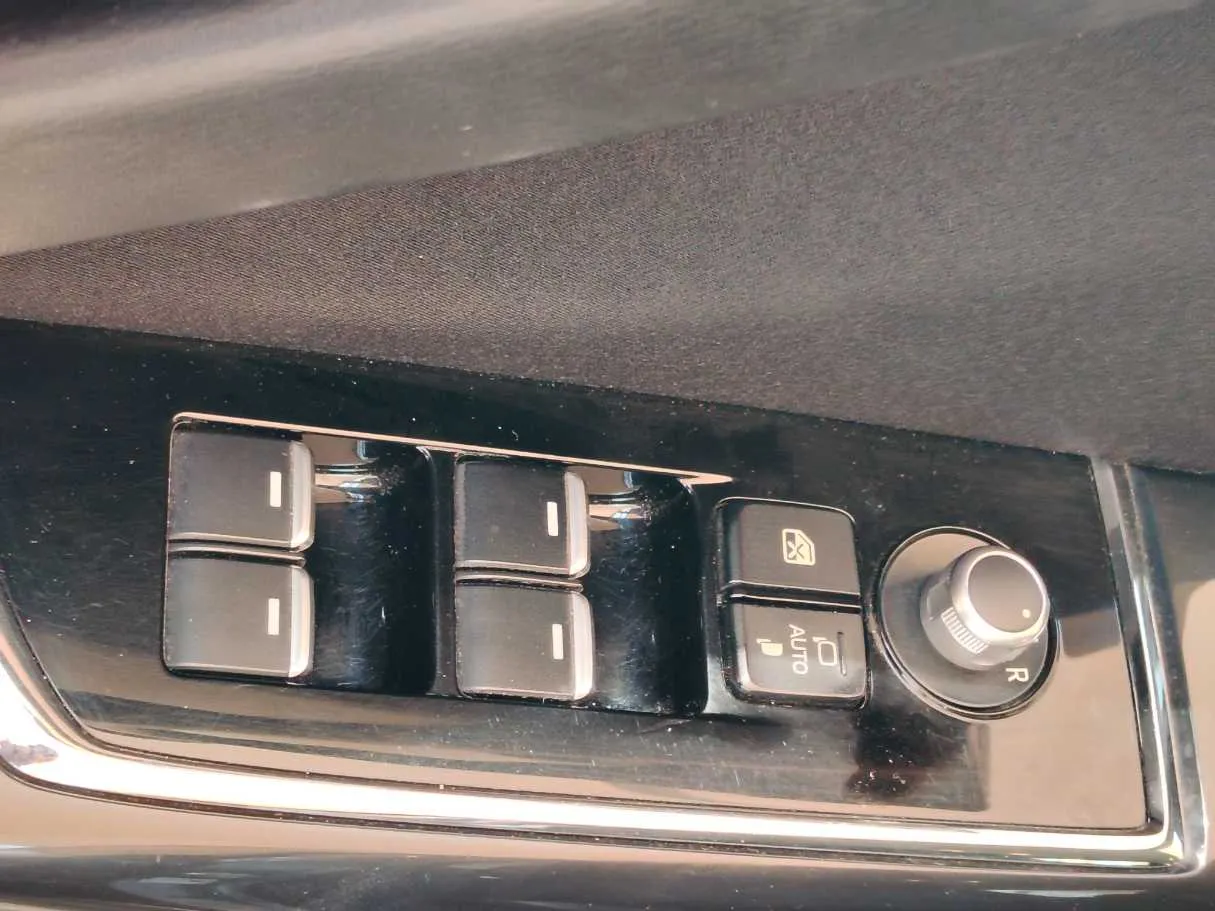 Car image 28