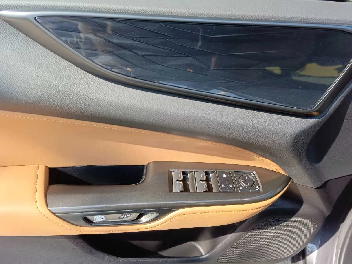 Car image 34