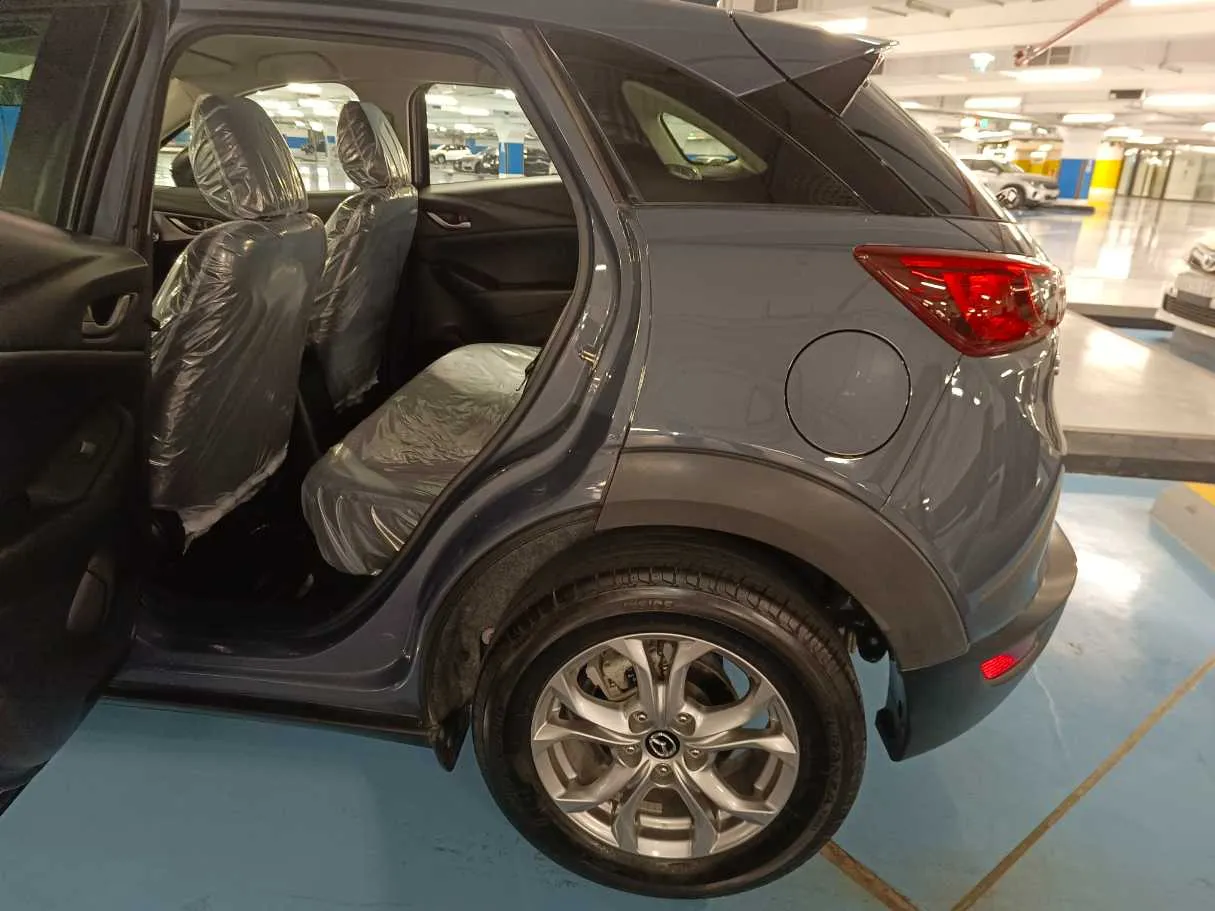 Car image 16