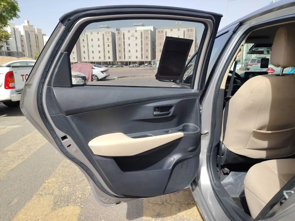 Car image 14