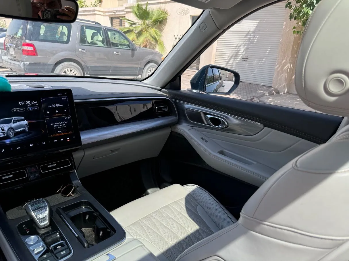 Car image 24