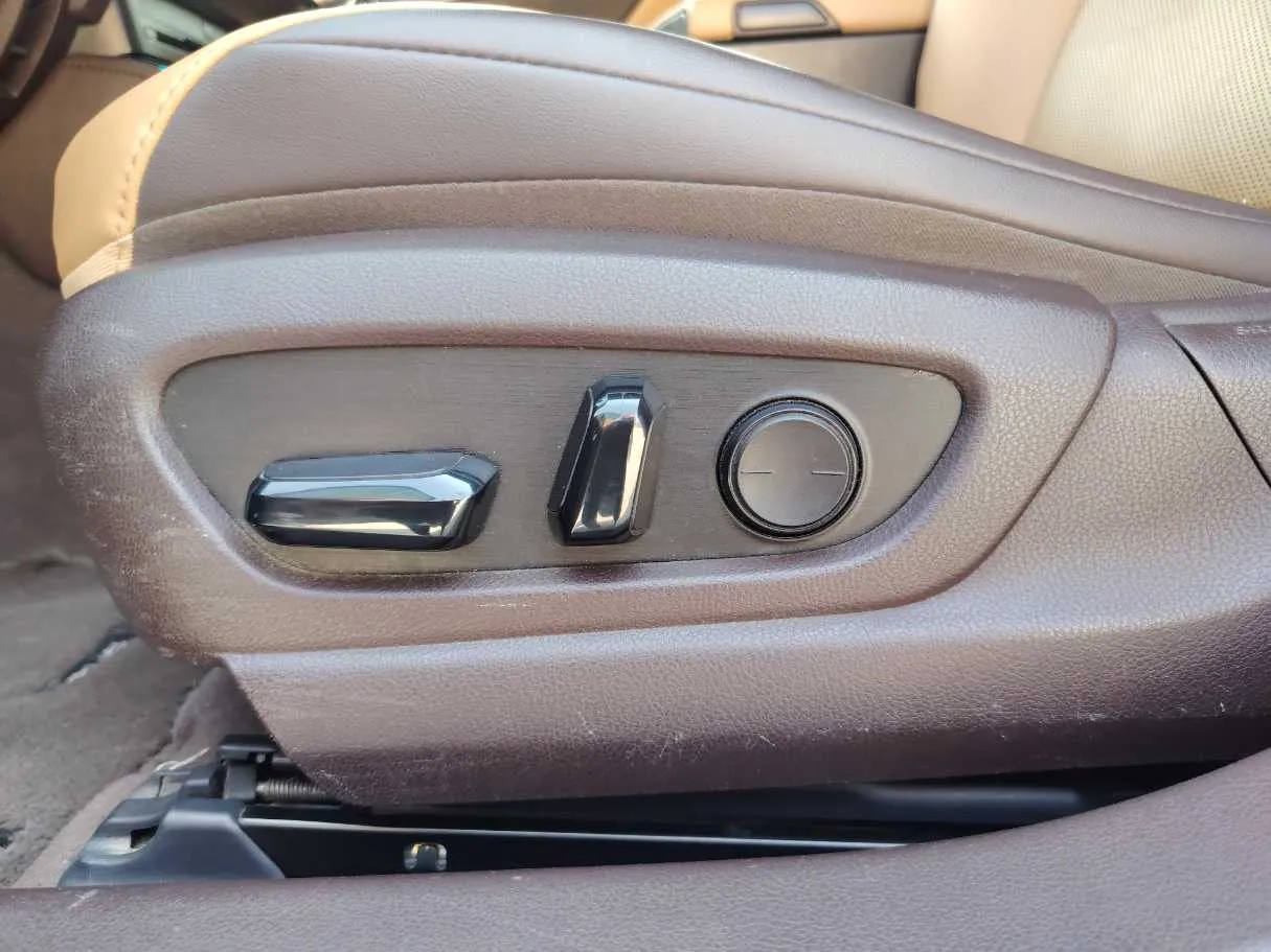 Car image 30
