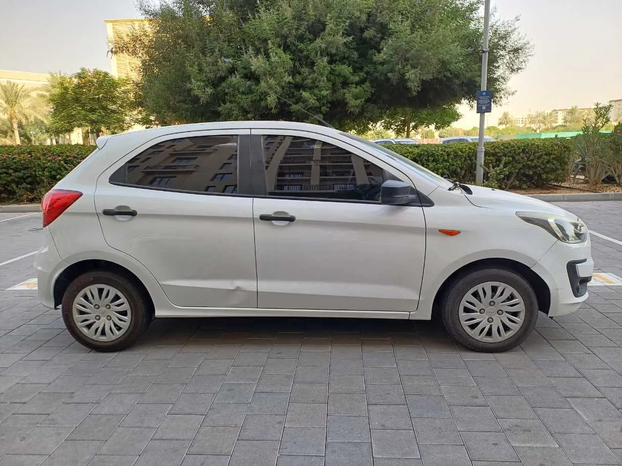 Car image 4