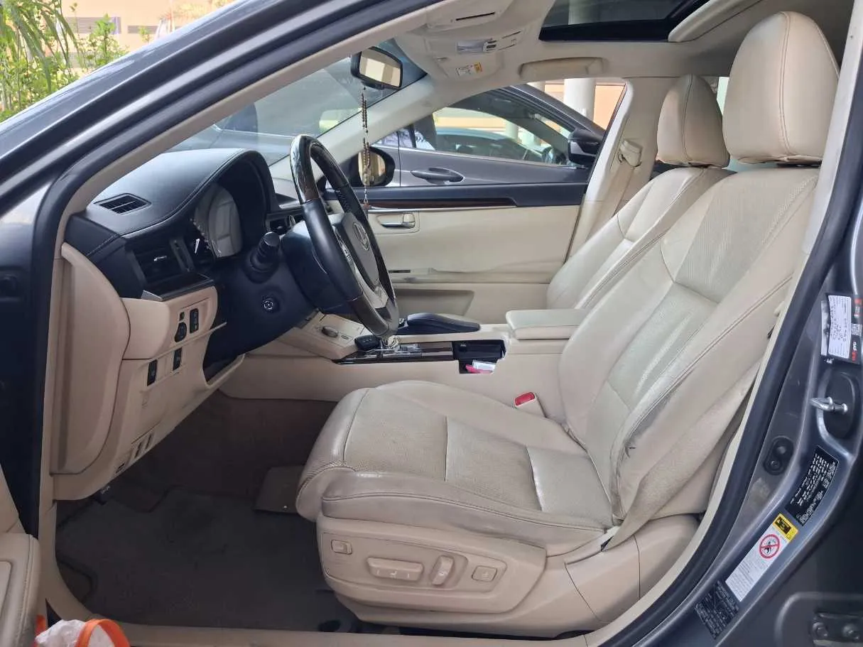 Car image 12
