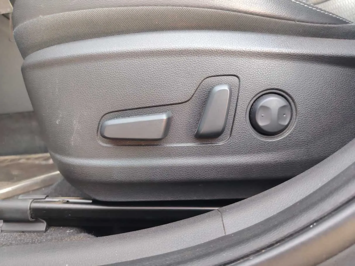 Car image 27