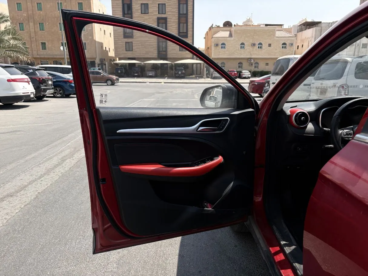 Car image 10