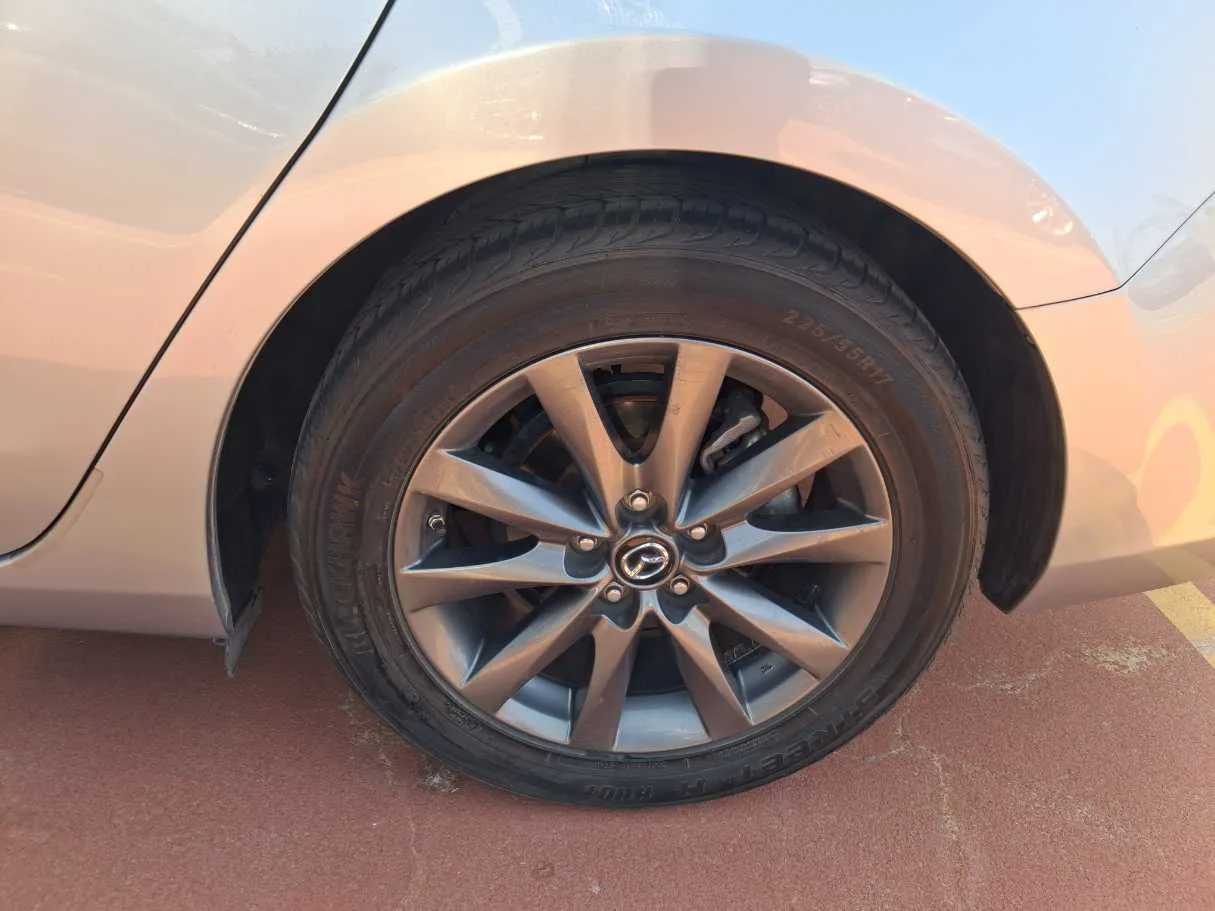Car image 9