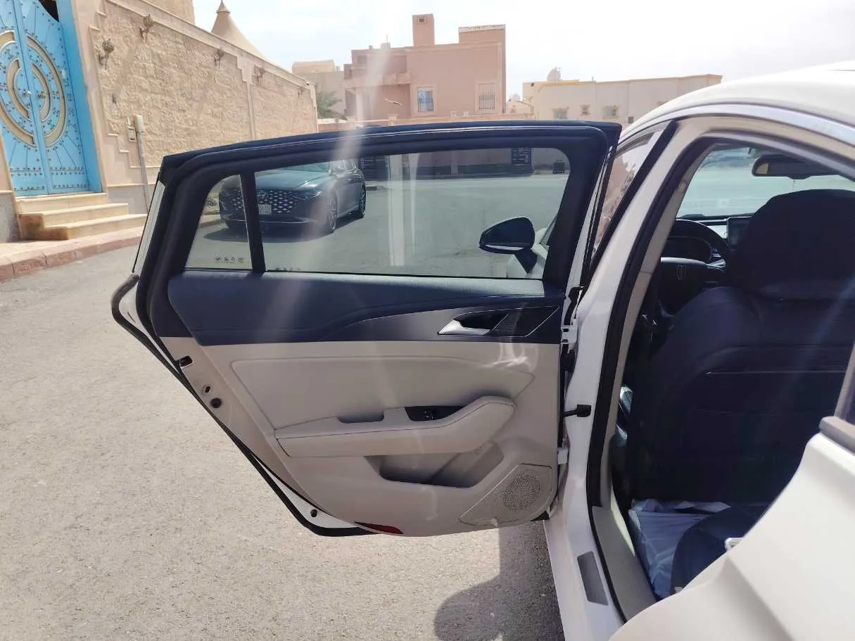 Car image 16