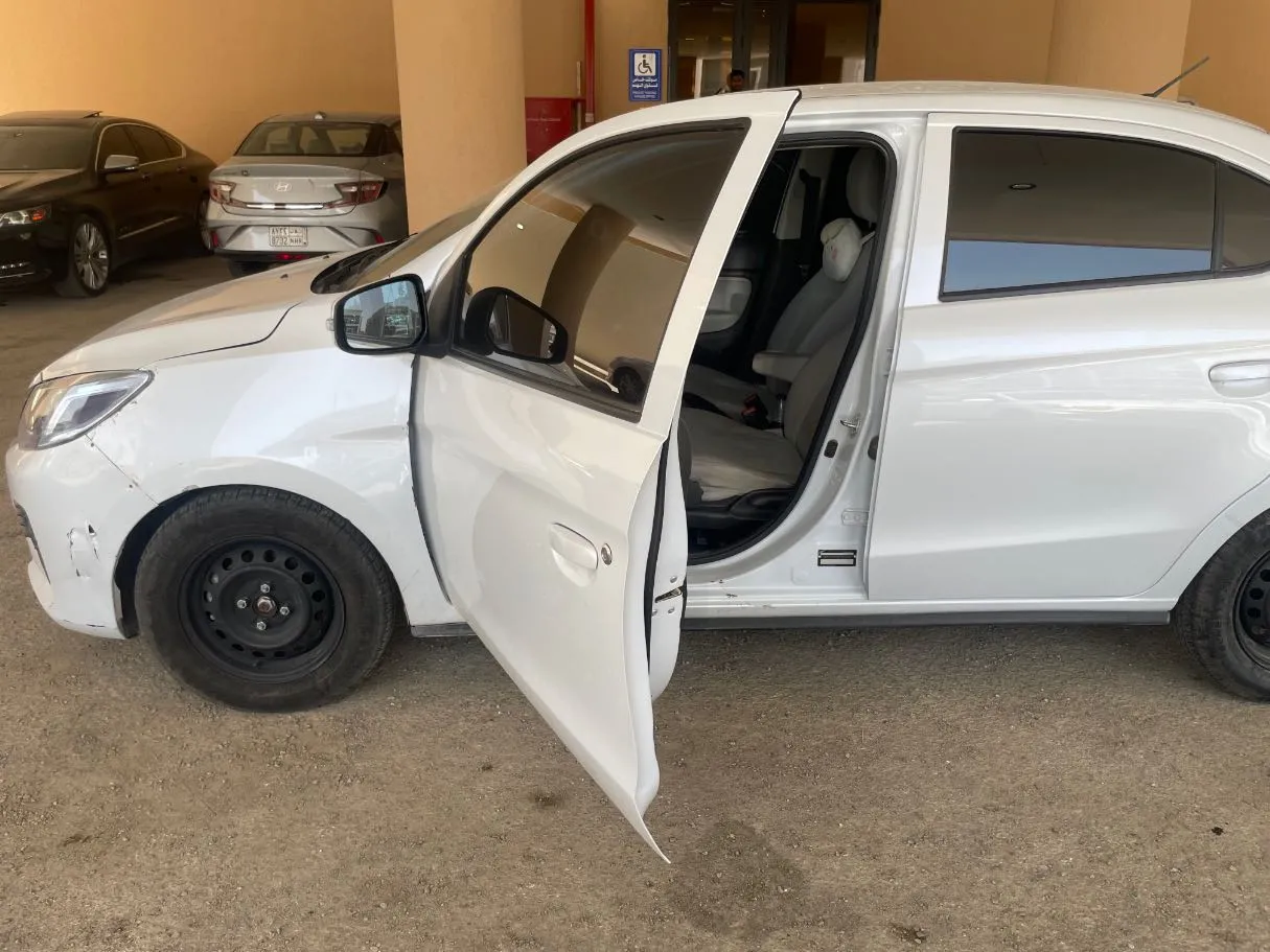 Car image 12