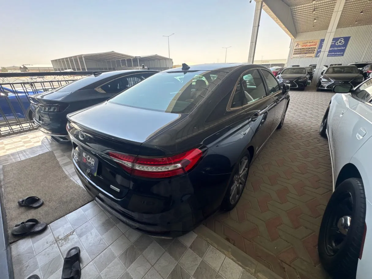 Car image 4
