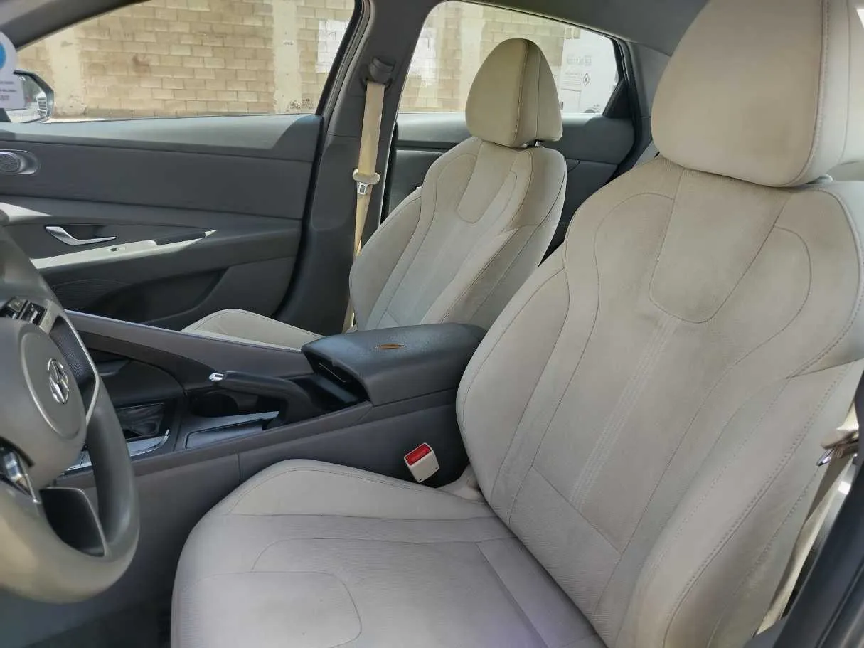 Car image 14