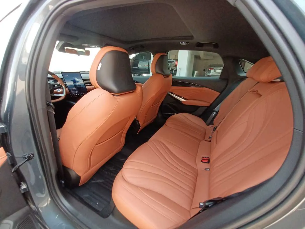 Car image 12