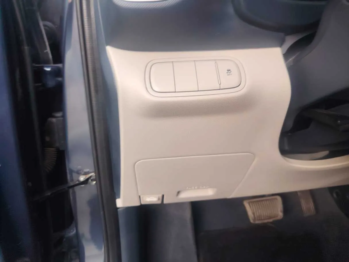 Car image 24