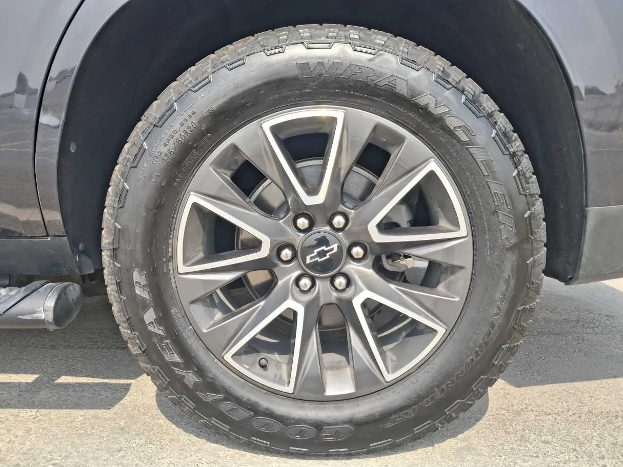 Car image 9