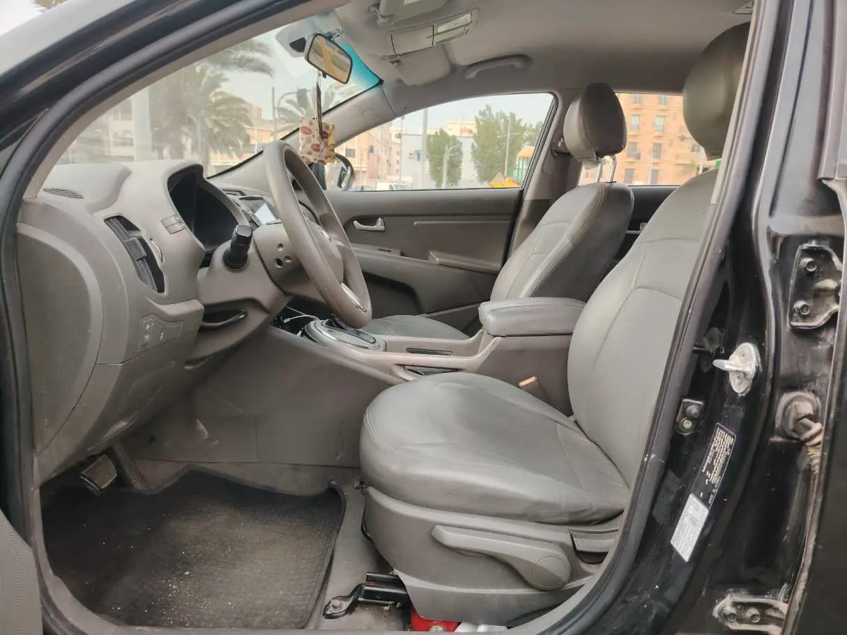 Car image 14