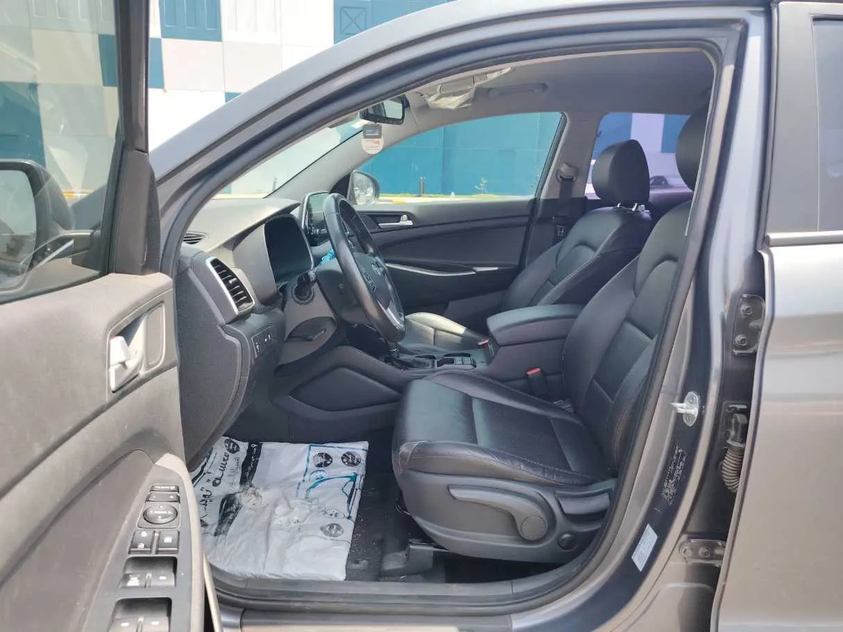 Car image 12